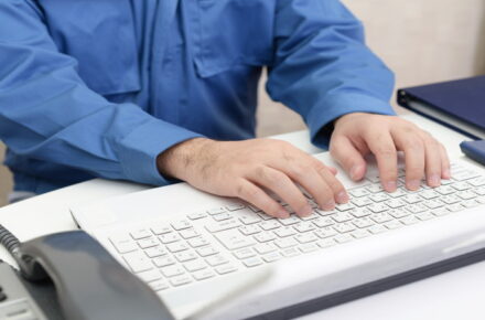 作業服を着た人