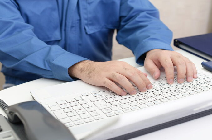 作業服を着た人