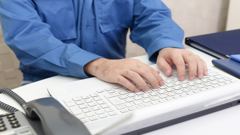 作業服を着た人