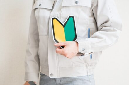 初心者マークを持つ作業員