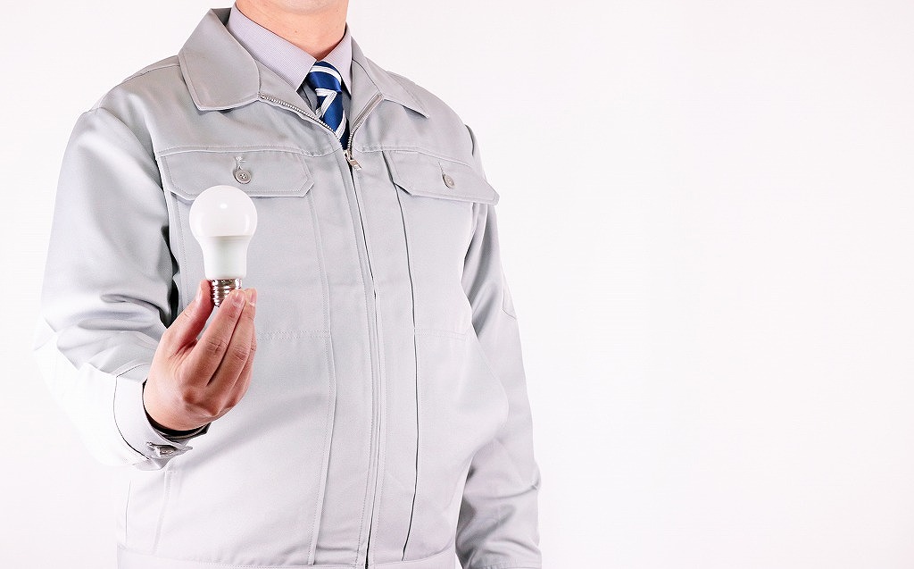 電球を差し出す