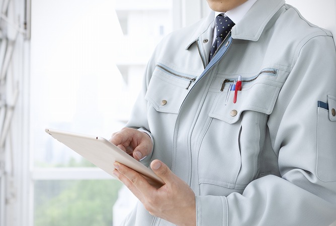 バインダーを持つ作業員