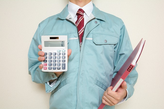 電卓見せる作業員